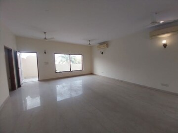 Room in 3 BHK Builder Floor at New Friends Colony – for Rent