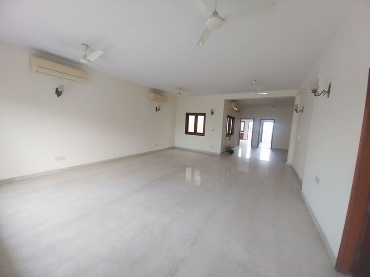 Room, new friends colony 3 Bedroom 500 Sq.Yd. Builder Floor In New Friends Colony Delhi 10002531