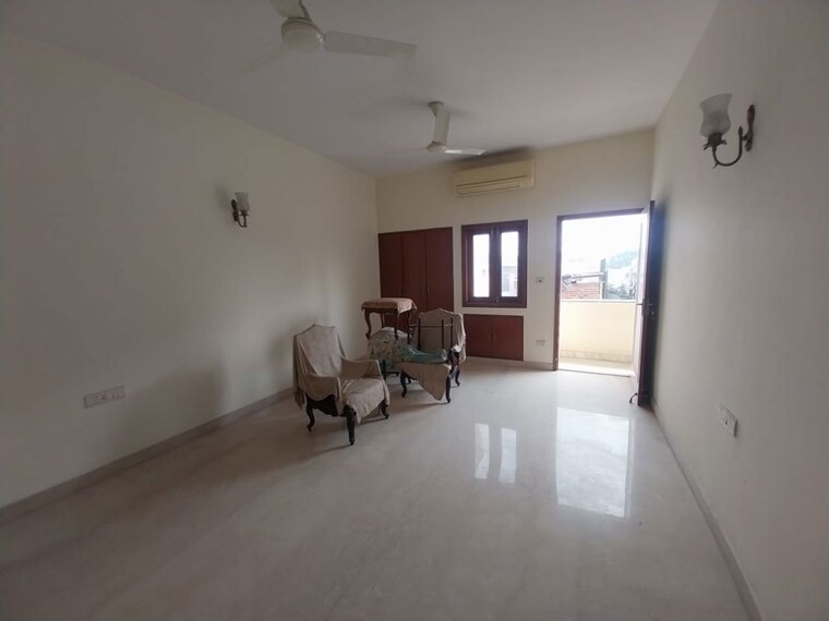 Living Room, new friends colony 3 Bedroom 500 Sq.Yd. Builder Floor In New Friends Colony Delhi 10002531
