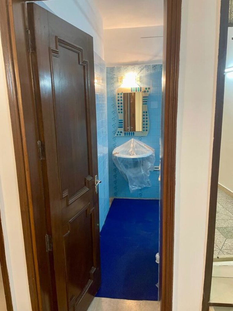 Bathroom, new friends colony 2 Bedroom 1500 Sq.Ft. Builder Floor In New Friends Colony Delhi 10002536