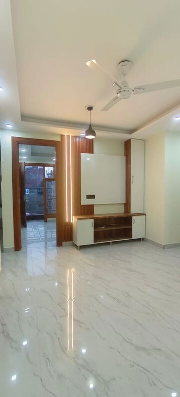 Room in 3 BHK Builder Floor at Panchsheel Vihar – for Rent