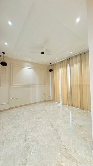 Room in 3 BHK Builder Floor at BPTP Green Oaks, Sector 70a – for Sale