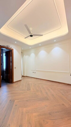 Room in 3 BHK Builder Floor at BPTP Green Oaks, Sector 70a – for Sale