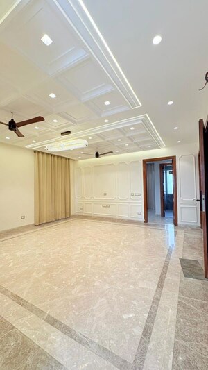 Room in 3 BHK Builder Floor at BPTP Green Oaks, Sector 70a – for Sale