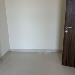 Room in 2 BHK Apartment at Sheth Avante, Mumbai Central Suburbs – for Rent