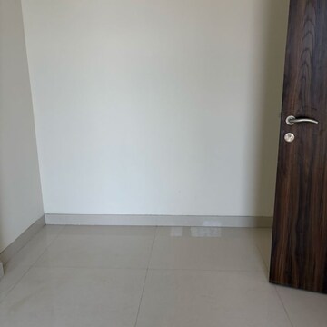 Room in 2 BHK Apartment at Sheth Avante, Mumbai Central Suburbs – for Rent