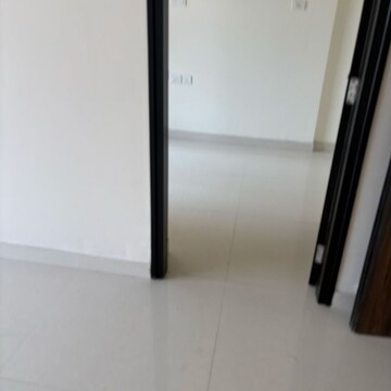 Room in 2 BHK Apartment at Sheth Avante, Mumbai Central Suburbs – for Rent