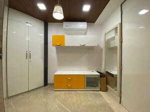 Room in 4 BHK Apartment at Raj Grandeur, Powai – for Rent