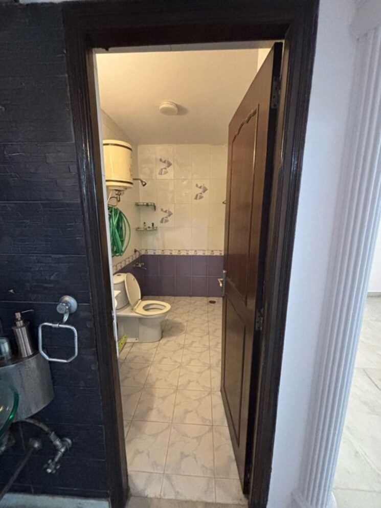 Bathroom, freedom fighters enclave 3 Bedroom 1900 Sq.Ft. Builder Floor In Freedom Fighters Enclave Delhi 9516058