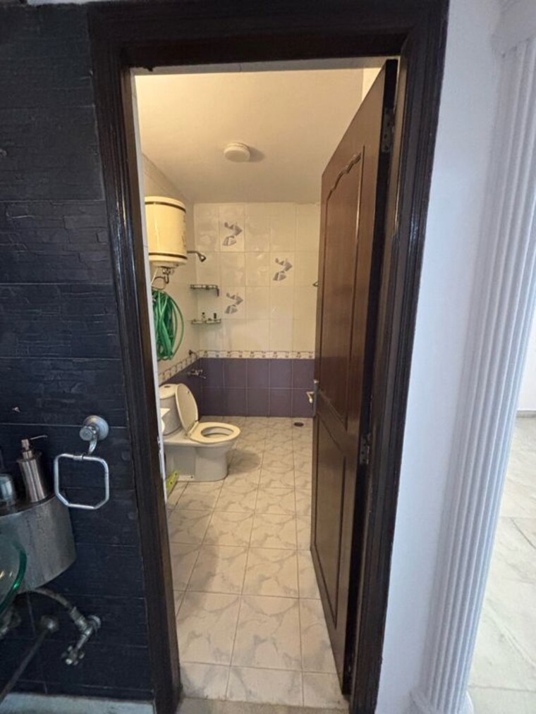 Bathroom, freedom fighters enclave 3 Bedroom 1900 Sq.Ft. Builder Floor In Freedom Fighters Enclave Delhi 9516058