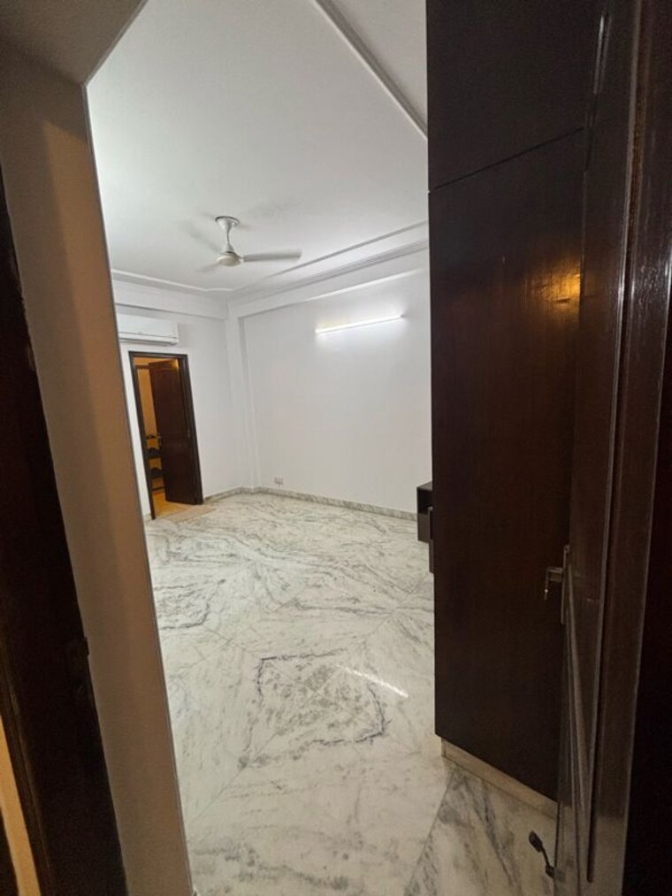 Room, freedom fighters enclave 3 Bedroom 1900 Sq.Ft. Builder Floor In Freedom Fighters Enclave Delhi 9516058