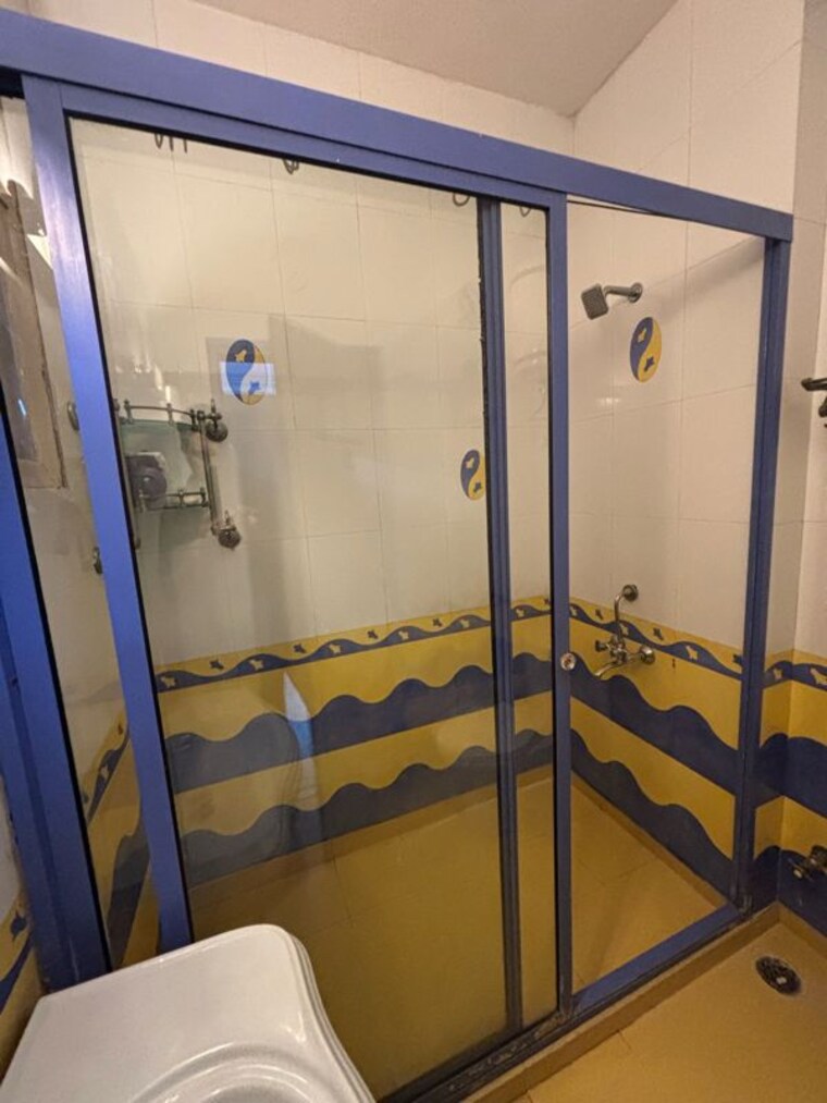 Bathroom, freedom fighters enclave 3 Bedroom 1900 Sq.Ft. Builder Floor In Freedom Fighters Enclave Delhi 9516058