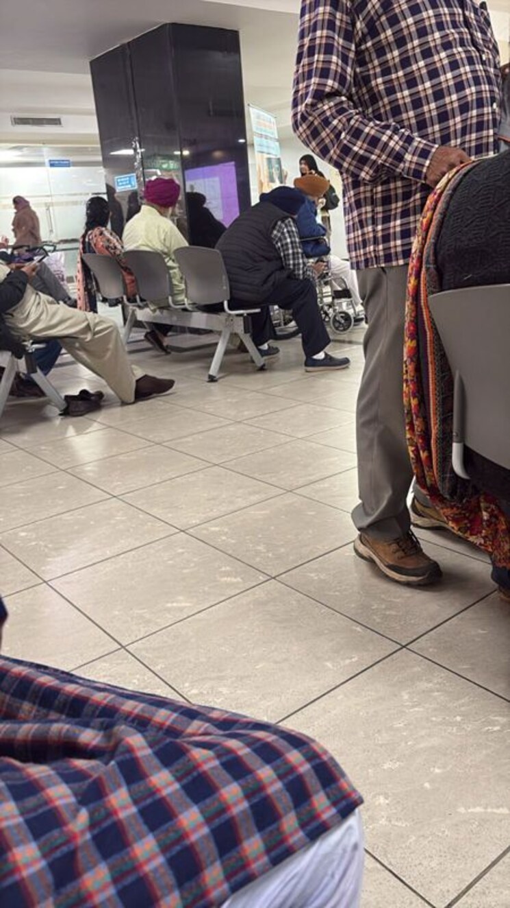  Parking, kalkaji 3 Bedroom 110 Sq.Yd. Builder Floor In Kalkaji Delhi 9541343