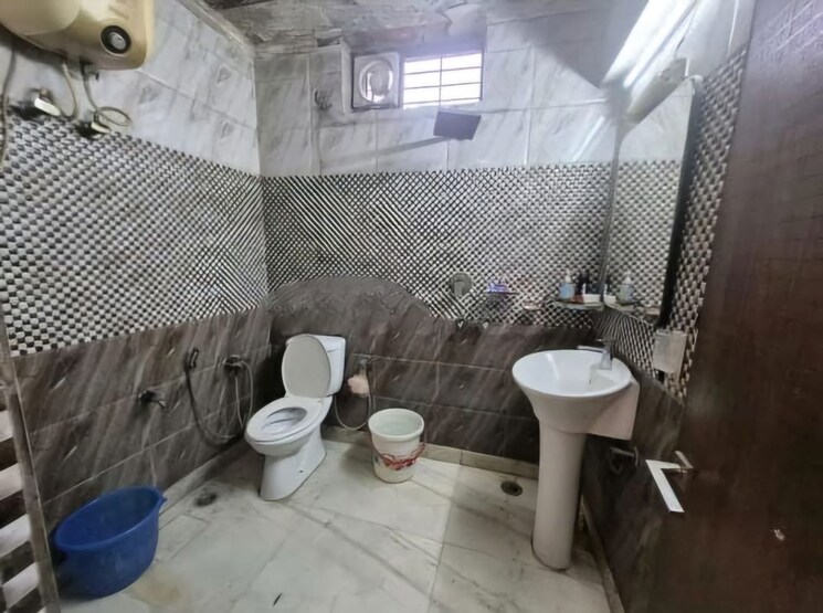 Bathroom, kalkaji 3 Bedroom 110 Sq.Yd. Builder Floor In Kalkaji Delhi 9541343