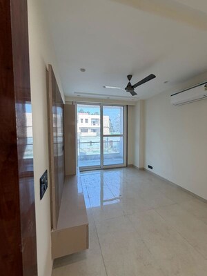 Room in 3 BHK Builder Floor at Sector 14 – for Rent