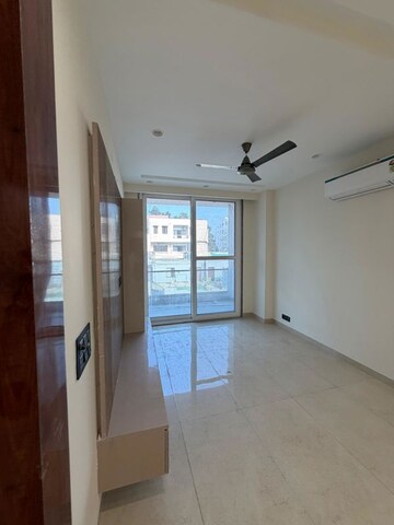 Room in 3 BHK Builder Floor at Sector 14 – for Rent