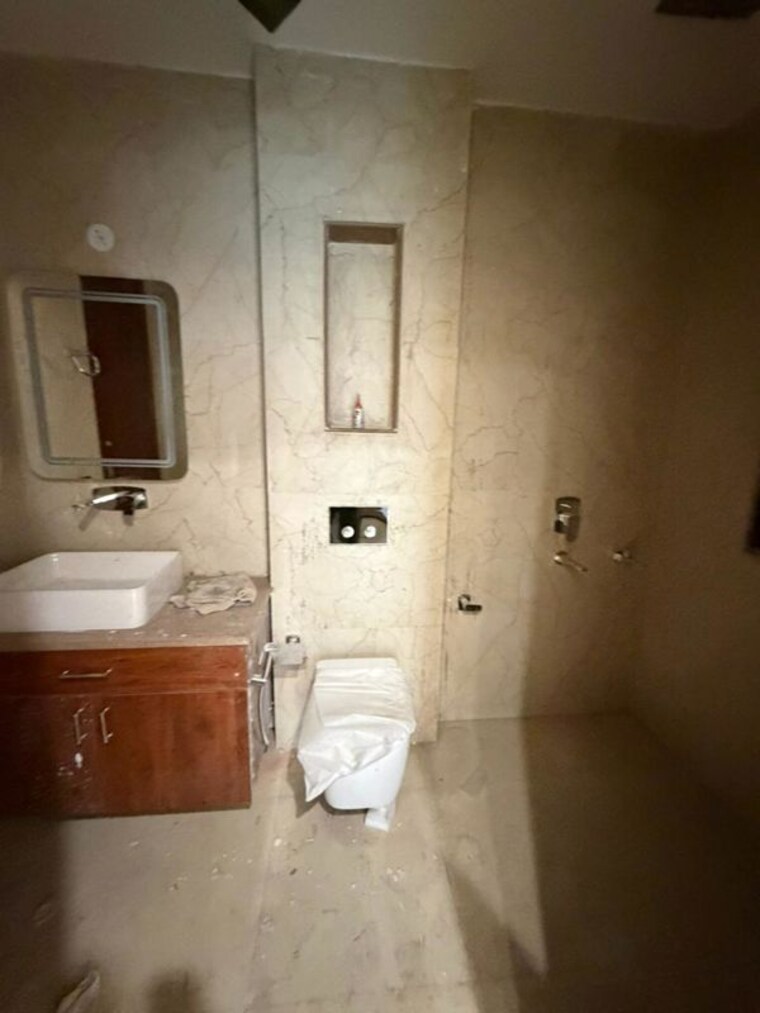 Bathroom, sector 14 3 Bedroom 2200 Sq.Ft. Builder Floor In Sector 14 Gurgaon 10002672