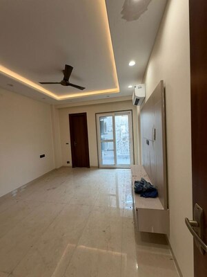 Room in 3 BHK Builder Floor at Sector 14 – for Rent