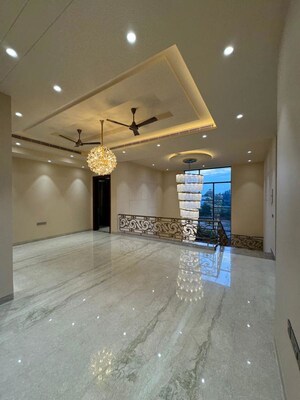 Room in 3 BHK Builder Floor at Panchsheel Enclave – for Sale