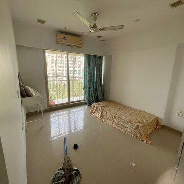 Team Area in 2 BHK Apartment at Pearl Heights, Yari Road – for Rent