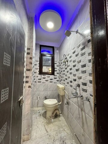 Bathroom in 1.5 BHK Builder Floor at Uttam Nagar – for Sale