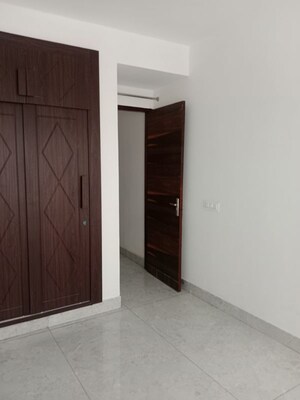 Room in 2 BHK Apartment at Sector 40 – for Rent