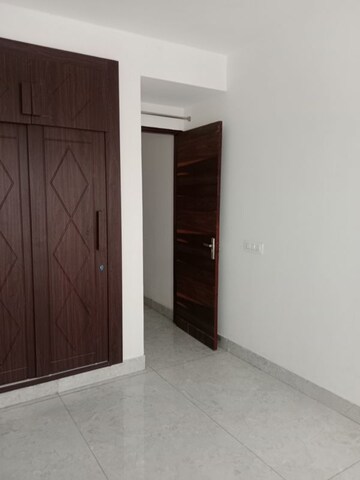 Room in 2 BHK Apartment at Sector 40 – for Rent