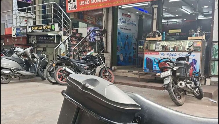 Gym, naka hindola Commercial Shop 400 Sq.Ft. In Naka Hindola Lucknow 10002776