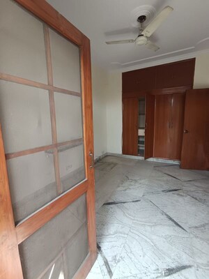 Room in 2 BHK Builder Floor at RWA Residential Society Sector 46, Sector 46 – for Rent