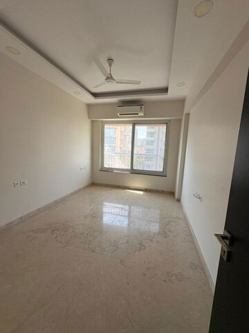Room in 3 BHK Apartment at Kolte Patil Link Palace, Santacruz West – for Rent