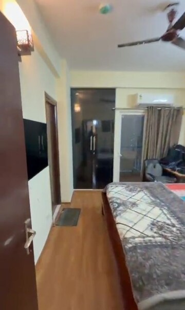 Team Area in 2 BHK Apartment at Amrapali Dream Valley – for Rent