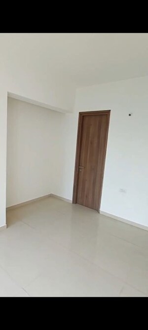 Room in 2 BHK Apartment at Sheth Zuri, Laxmi Nagar – for Rent