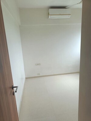 Room in 2 BHK Apartment at Sheth Zuri, Laxmi Nagar – for Rent