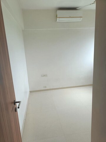 Room in 2 BHK Apartment at Sheth Zuri, Laxmi Nagar – for Rent