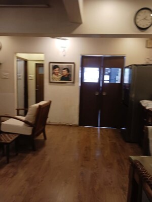 Room in 5 BHK Apartment at Vaibhav Apartments, Dadar West – for Sale