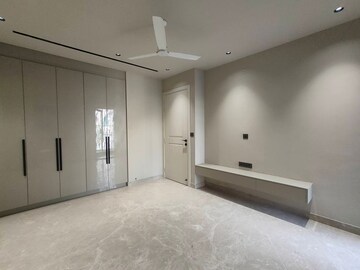 Room in 5 BHK Apartment at Emaar Emerald Floors, Sector 65 – for Sale