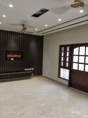 Room in 6+ BHK Villa at Sector 40 – for Sale