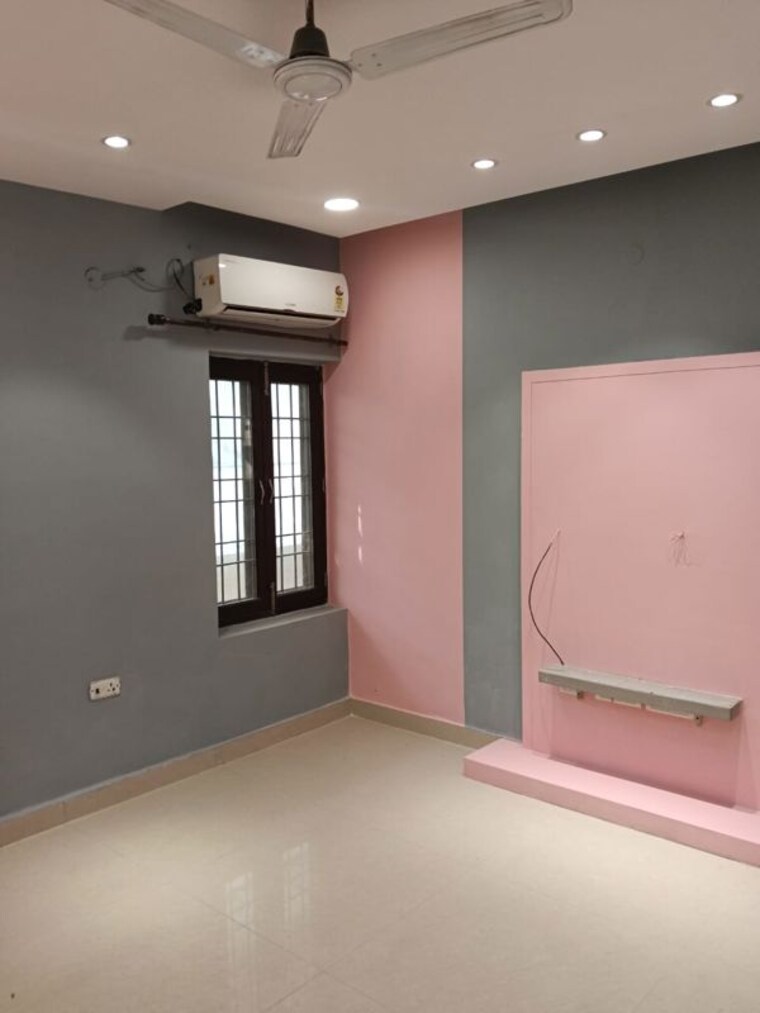 Room, sector 40 6+ Bedroom 250 Sq.Mt. Villa In Sector 40 Noida 10003031