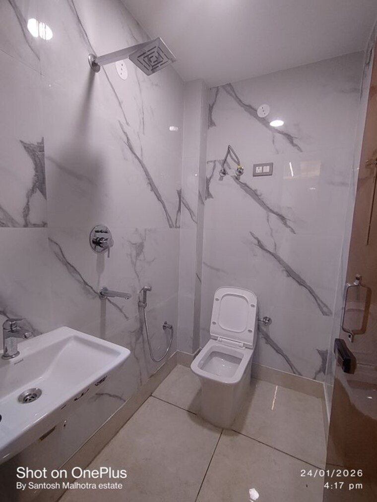 Bathroom, dwarka mor 3 Bedroom 95 Sq.Yd. Builder Floor In Dwarka Mor Delhi 9963043