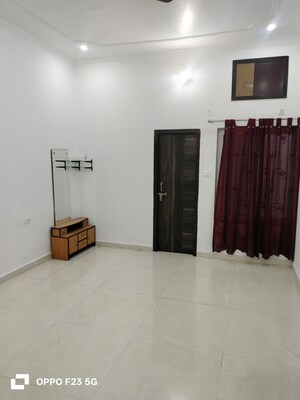 Room in 3 BHK Builder Floor at Gomti Nagar – for Rent
