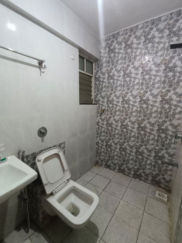 Bathroom, essen-aishwaryam-comfort-phase-i 2 Bedroom 800 Sq.Ft. Apartment In Akurdi Pune 10003176