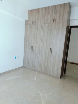 Room in 3.5 BHK Apartment at Kalpataru Radiance, Goregaon West – for Rent