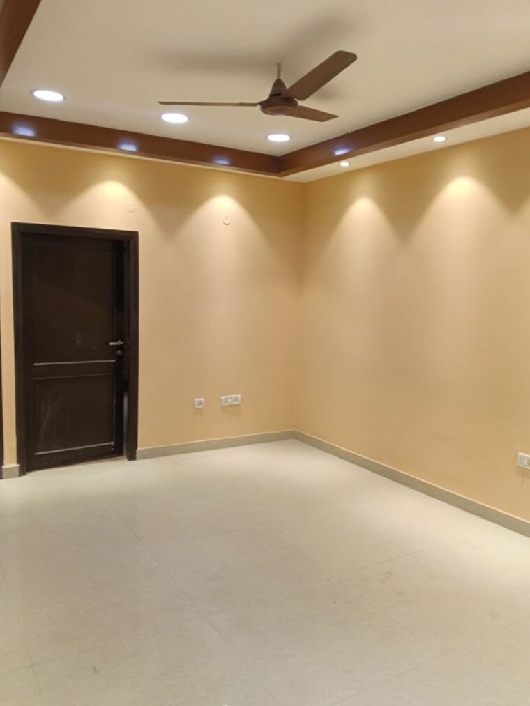 Room, sector 40 6+ Bedroom 300 Sq.Mt. Independent House In Sector 40 Noida 10003389