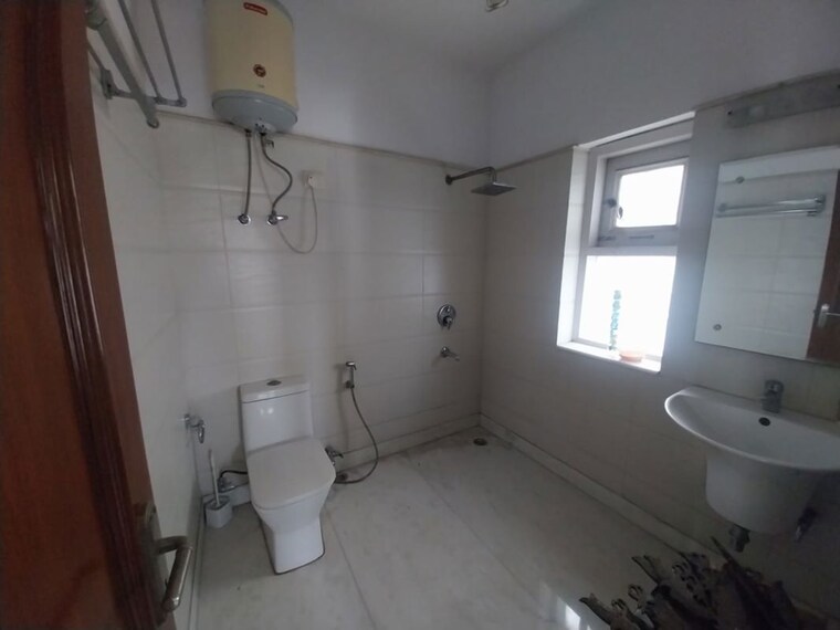 Bathroom, shivalik colony 3 Bedroom 1800 Sq.Ft. Builder Floor In Shivalik Colony Delhi 10003458