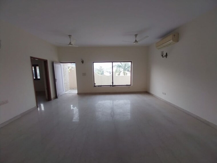 Room, shivalik colony 3 Bedroom 1800 Sq.Ft. Builder Floor In Shivalik Colony Delhi 10003458