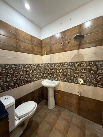 Team Area in 3 BHK Builder Floor at Dhakoli – for Rent