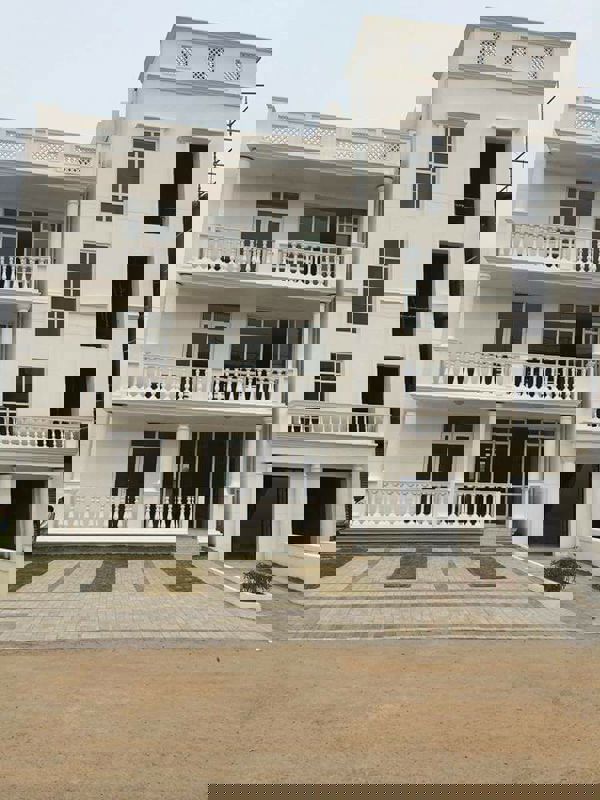 3 BHK 300 Sq.Yd. Apartment in DLF Hyde Park