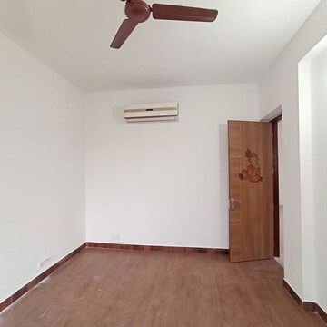 Room in 3.5 BHK Villa at Vatika Signature Villas, Sector 82 – for Rent