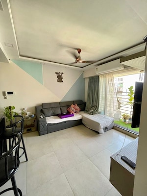 Team Area in 2 BHK Apartment at Aspen Park, Goregaon East – for Rent