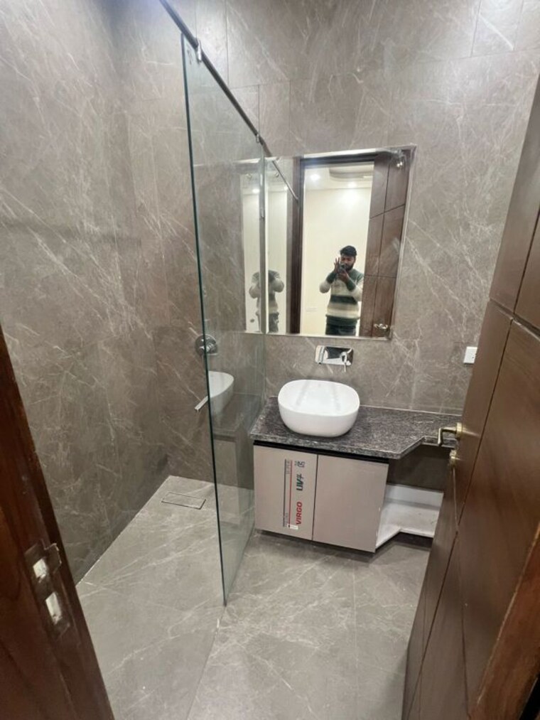 Bathroom, lajpat nagar i 2 Bedroom 900 Sq.Ft. Builder Floor In Lajpat Nagar I Delhi 10003883